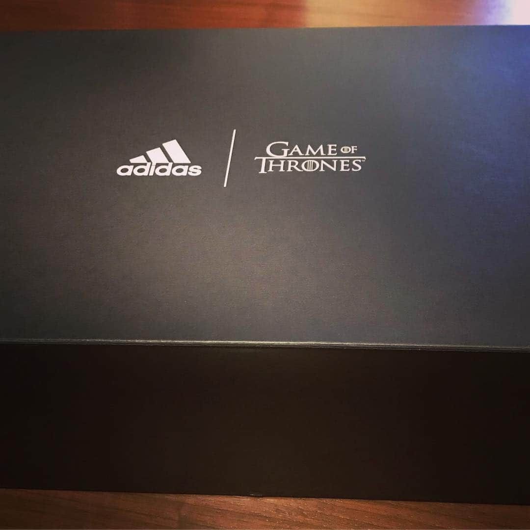 アーロン・ロジャースさんのインスタグラム写真 - (アーロン・ロジャースInstagram)「Two of my favorite things @gameofthrones and @adidas collab #🔥 #winteriscoming #」4月17日 5時44分 - aaronrodgers12