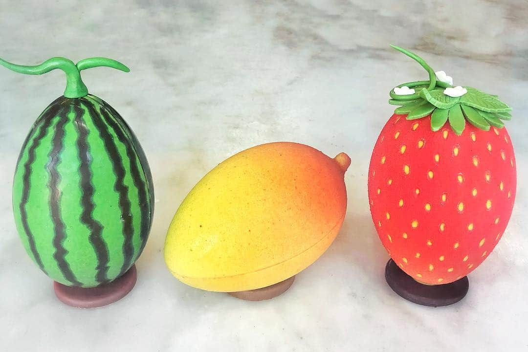 DOMINIQUE ANSEL BAKERYさんのインスタグラム写真 - (DOMINIQUE ANSEL BAKERYInstagram)「A trio of chocolate Easter Eggs for NYC: a Watermelon 🍉 made with Valrhona dark chocolate filled with chocolate raspberry bonbons, an ombré Mango 🥭 made with Valrhona passion fruit couverture chocolate filled with dark & milk chocolate bonbons, and our Strawberry 🍓 egg made with Valrhona strawberry couverture with dark & milk chocolate bonbons inside. They’ll be available in Soho and at @DominiqueAnselKitchen through Easter Sunday (preorders are up now at DominiqueAnselNY.com for a Soho pick-ups and DominiqueAnselKitchen.com for West Village pick-ups). #HappyEaster」4月17日 5時52分 - dominiqueansel