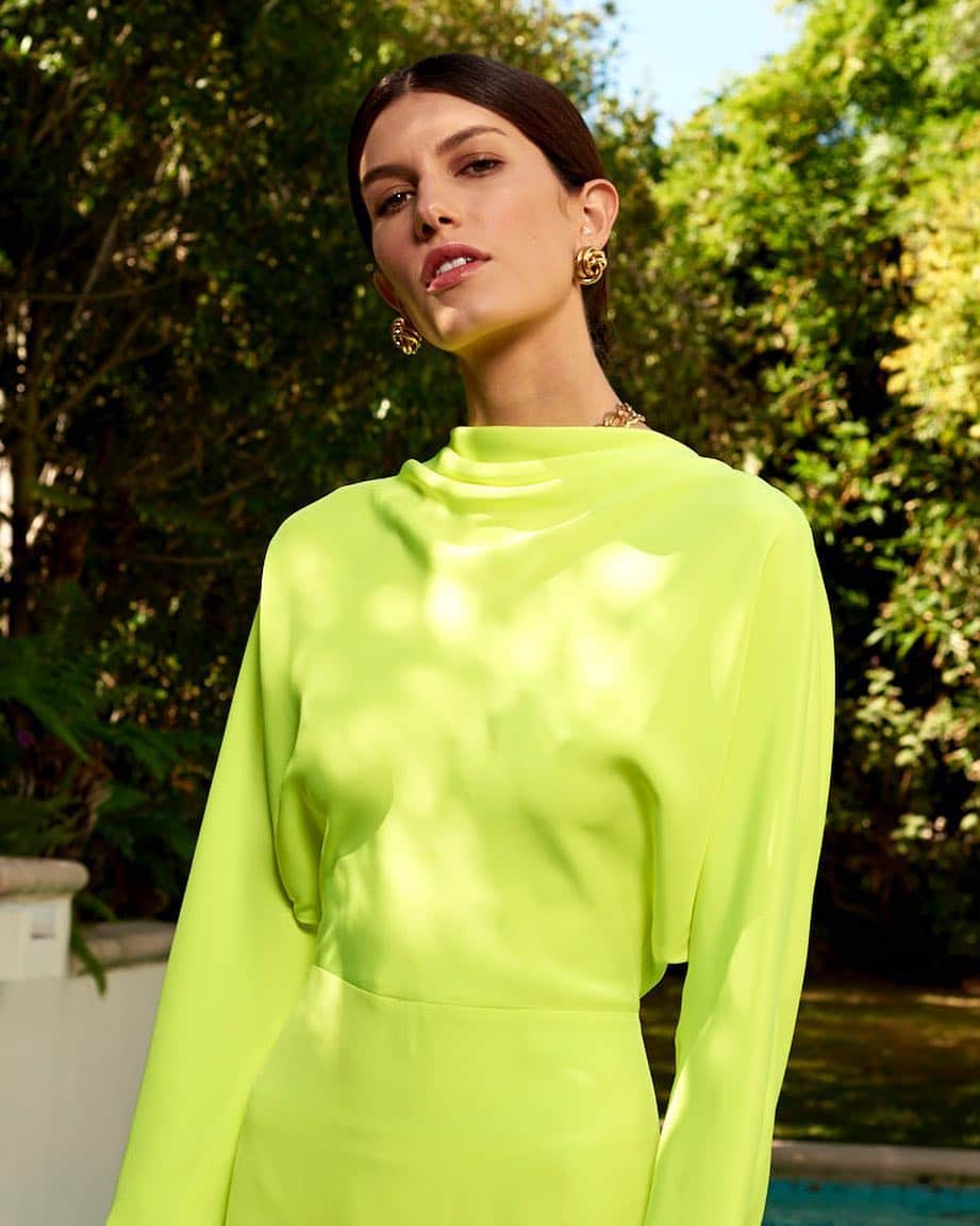 エーエルシーさんのインスタグラム写真 - (エーエルシーInstagram)「Bright color, bold attitude: the Neon Marin dress ⚡️ #neonyellow #neon」4月17日 5時52分 - alc_ltd