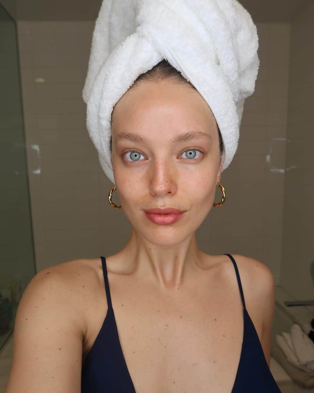 エミリー・DiDonatoさんのインスタグラム写真 - (エミリー・DiDonatoInstagram)「✨How to glow✨ (no makeup necessary) now LIVE on Youtube and I’ll be online chatting with you guys for next hour so come say hi! Link in BIO!」4月17日 6時01分 - emilydidonato