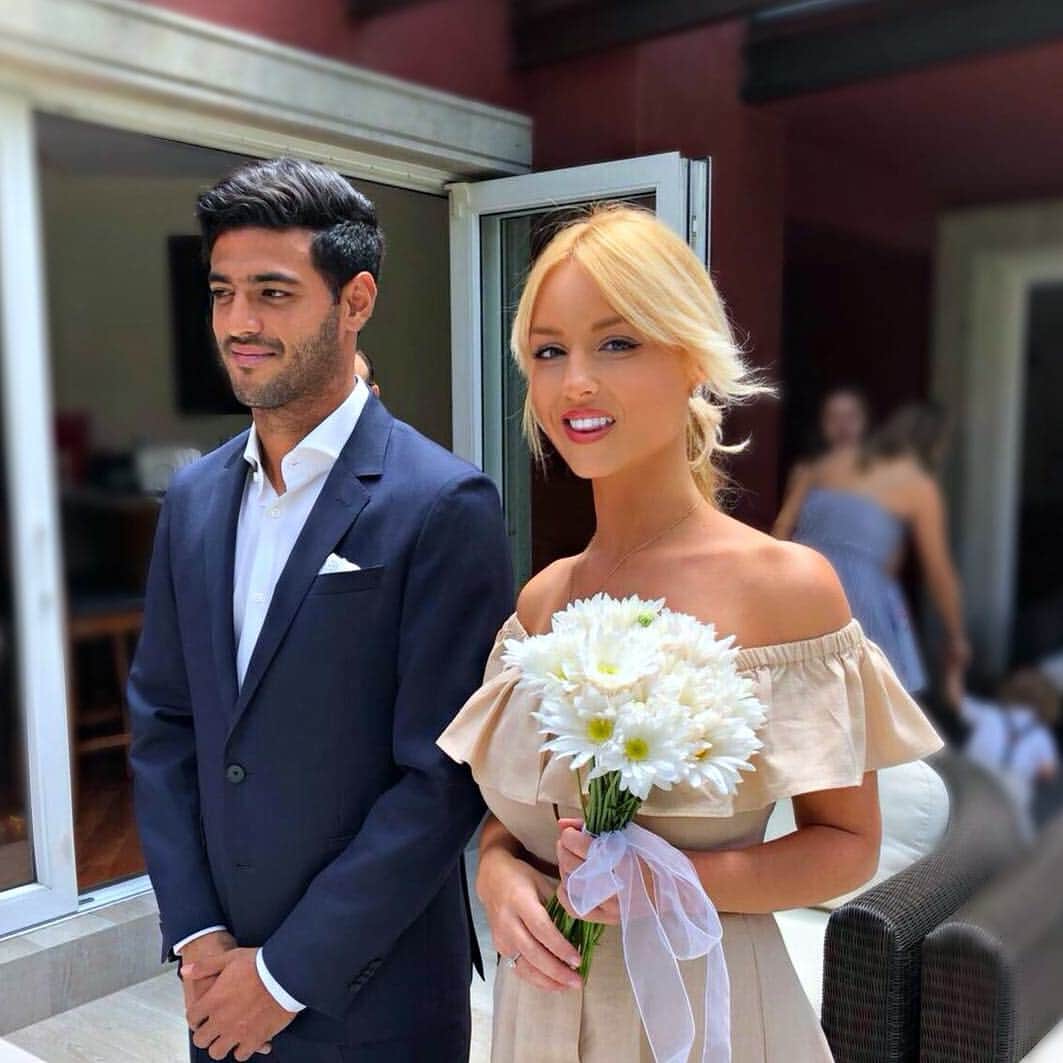 カルロス・ベラのインスタグラム：「Hoy cumplimos un añito mas juntos cariño y los que nos quedan. 😍Love u @saioaa」