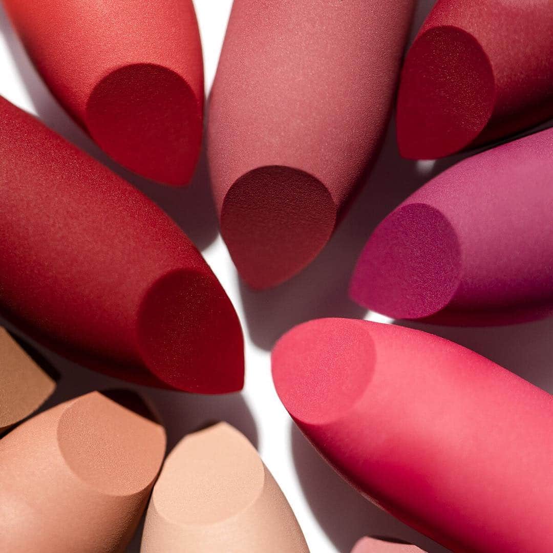メイクアップアートコスメティックスさんのインスタグラム写真 - (メイクアップアートコスメティックスInstagram)「Balmy comfort comes in more shades than "clear." Explore 24 cushiony colours of moisture-matte Powder Kiss Lipstick. #MACPowderKiss」4月17日 6時16分 - maccosmetics