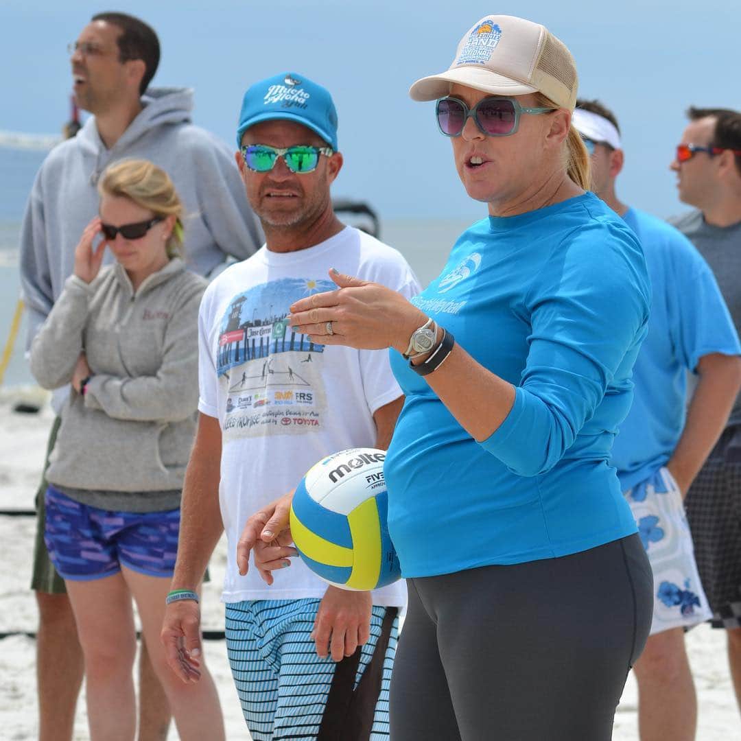 USA Volleyballさんのインスタグラム写真 - (USA VolleyballInstagram)「Improve your 🏖🏐 coaching skills and have fun in the ☀️ at the BCAP I & II clinics in Gulf Shores, Alabama on May 1-3! 😎 - - - Sign up now! (🔗 in bio) #usav #volleyball #coaching」4月17日 6時18分 - usavolleyball