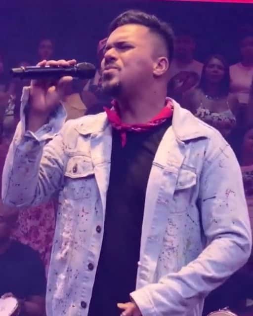 Sorriso Marotoのインスタグラム：「Tem @ que passa na nossa vida igual #RoloCompressor, né não? 🙄 Quem se identifica com essa música? Passa lá no Youtube pra ver o clipe! 😉 #SorrisoMarotoAoCuboAoVivoEmCores」