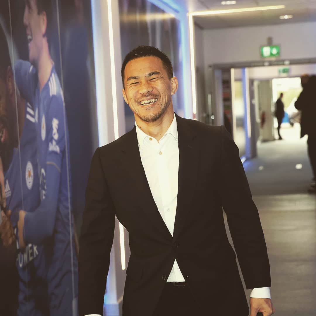 岡崎慎司のインスタグラム：「33歳になった今日も相変わらず練習からガツガツとやってて、左足ふくらはぎにスパイク入る。笑 若い時なら何も気にせずやってた事なんやろうけど、少し弱気になる。笑 あかん、あかん。 気持ちまで歳とってるとふと思った。 怯まず驕らず溌剌と。 高校時代の恩師の黒田和生監督の言葉を改めて振り返ってます。 挑戦し続ける人生が自分の楽しみ。 皆さん33歳の岡崎慎司をお楽しみください。笑 #左足に誕生日プレゼント#関係ないけど吉田豊に似てる説#常に挑戦#怯まず驕らず溌剌と」