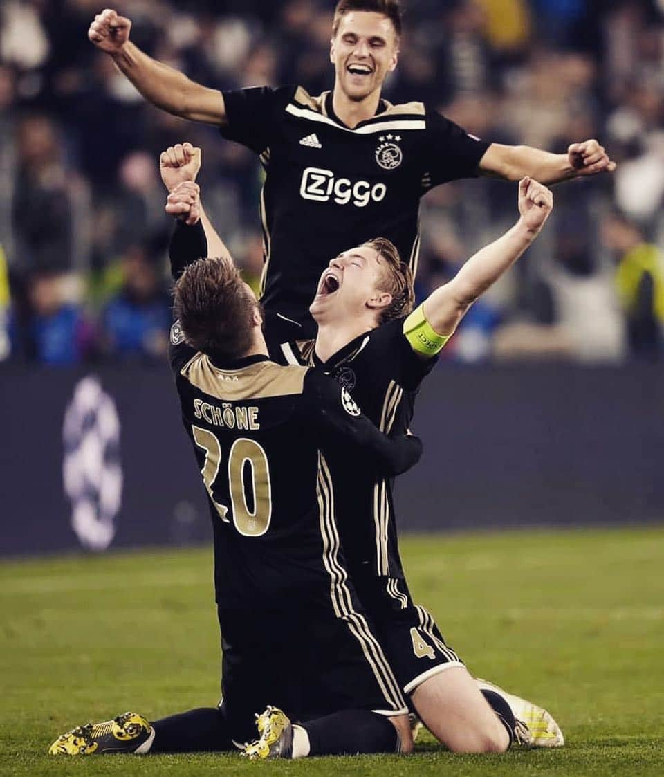 ラセ・シェーネのインスタグラム：「Unbelievable! What a match. So proud to be apart of this team #ajax #team #juvaja @championsleague」