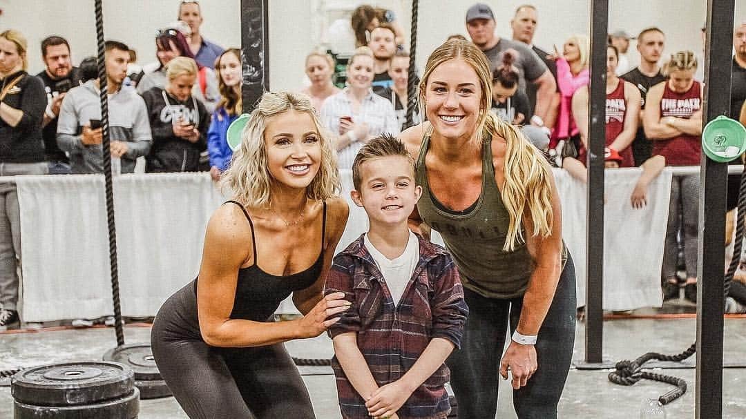 Cara Van Brocklinさんのインスタグラム写真 - (Cara Van BrocklinInstagram)「Still on a total high from @fitcon this weekend! It was so much fun to get to meet so many of you 🖤! Along with meeting you, one of my favorite parts of the weekend was the @makeawishamerica workout! The kids sweet spirits were so contagious and the entire weekend left me feeling so blessed! // 📷 @vbvisions」4月17日 6時43分 - caraloren