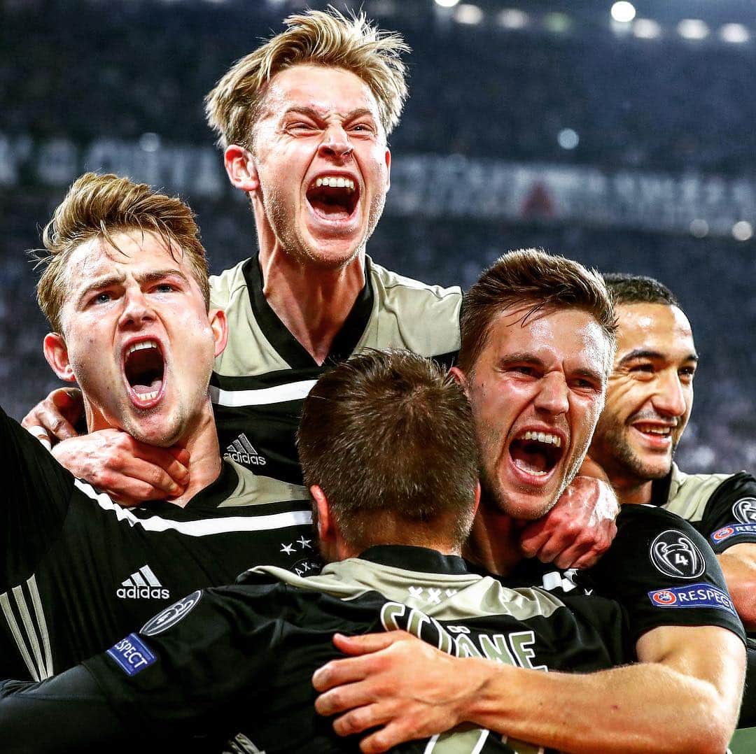 ジョエル・フェルトマンのインスタグラム：「INTO. THE. SEMI. FINALS!!! 😍 #wijzijnajax ❌❌❌ @afcajax」