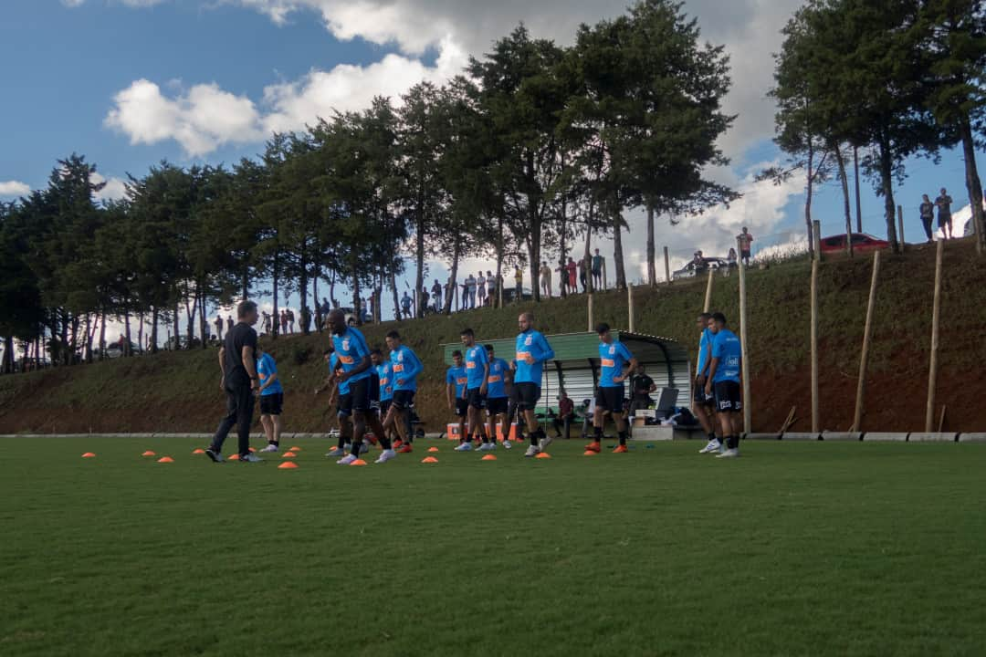 コリンチャンスさんのインスタグラム写真 - (コリンチャンスInstagram)「Com a presença de torcedores locais, o elenco alvinegro treinou no CT da Chapecoense, visando o jogo de amanhã, pela quarta fase da @copadobrasil, contra o time da casa.⠀ ⠀ 📷 Daniel Augusto Jr. / Ag. Corinthians⠀ ⠀ #VaiCorinthians #Corinthianismo #FielAtéoFim #MeuBMG #NãoÉSóPatrocínio #TimeDoPovo #Corinthians #Timão #CorinthiansTV #FielTorcedor #AFielÉFoda #TodosPorUm #NikeFutebol #Joli #EstrellaGalicia #UniversidadeBrasilOficial #ÉPositivo #CorinthiansÉPositivo #LoucoPotyCorinthians #PostosALE #ALEnoTimão⠀」4月17日 6時48分 - corinthians