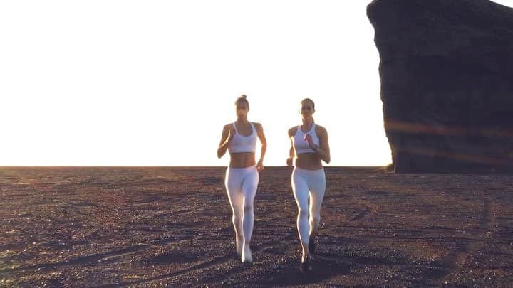 ジョーイ・ダックのインスタグラム：「I can’t get over this place or this video! 🌓 🇮🇸 4 people, 1 drone, 1 take! ... All credits to @willgrahamphoto @kaylynn_jaycox and @yoga_ballroomgirl 🙌」