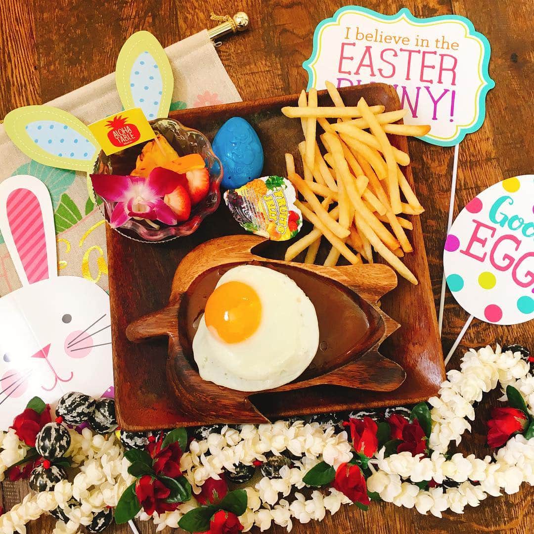 alohatable_waikikiさんのインスタグラム写真 - (alohatable_waikikiInstagram)「Happy Easter 🐰 #easter  次の日曜は#イースター  今週キッズプレートは、スペシャルでイースターエッグやトイ付き🐣  #復活祭 #easteregg #easterbunny #hawaiieaster #alohaeaster #egghunt #locomoco #kidsplate #hawaiitrip #instahawaii #hawaiistagram #allhawaiijp #ワイキキランチ #waikikilunch #waikikidinner #kidsfriendly #hawaiianrestaurant #waikikirestaurant #ハワイイースター」4月17日 6時51分 - alohatable_waikiki