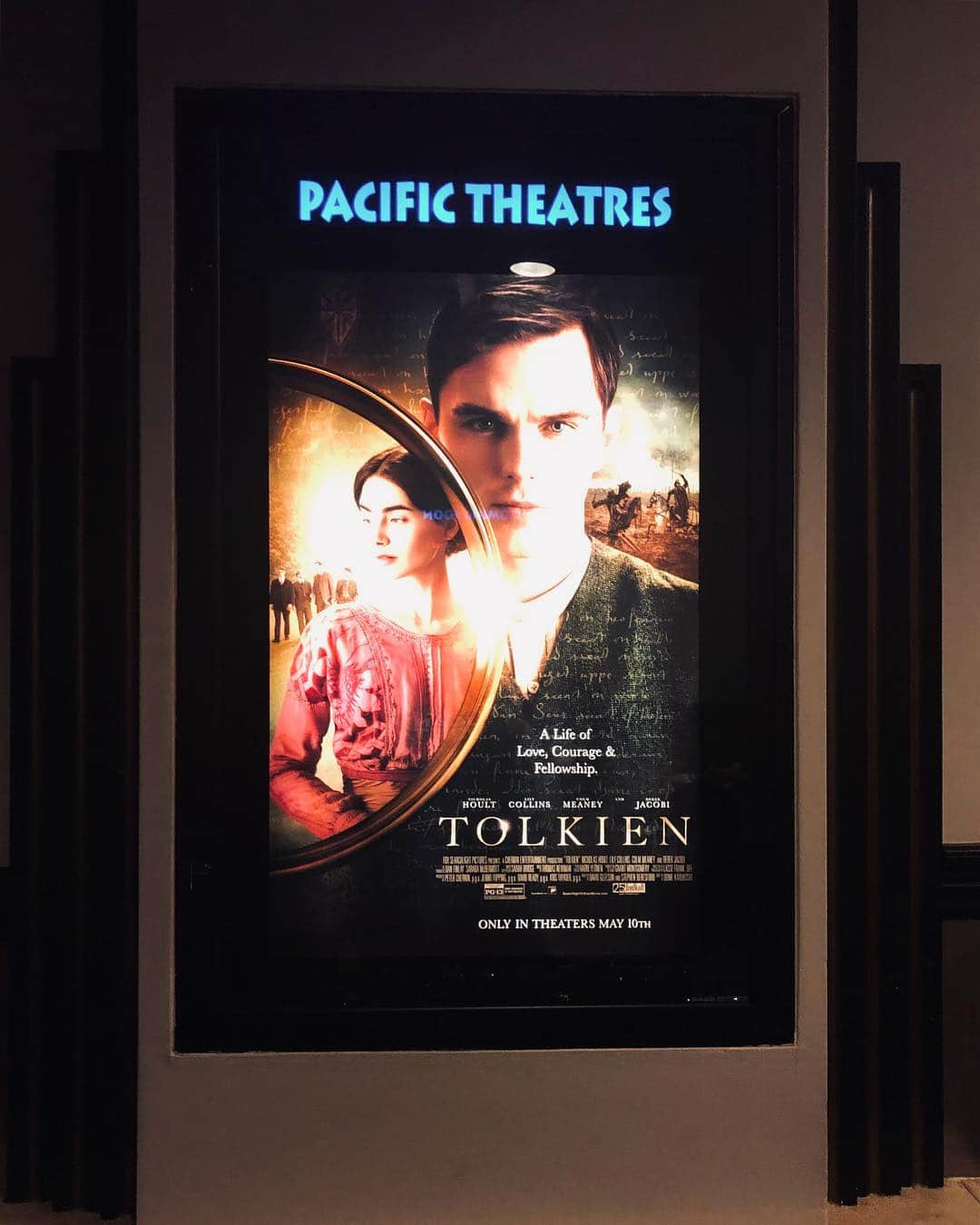 リリー・コリンズさんのインスタグラム写真 - (リリー・コリンズInstagram)「Spotted: @TolkienMovie taking the big screen. Just add popcorn...」4月17日 6時52分 - lilyjcollins