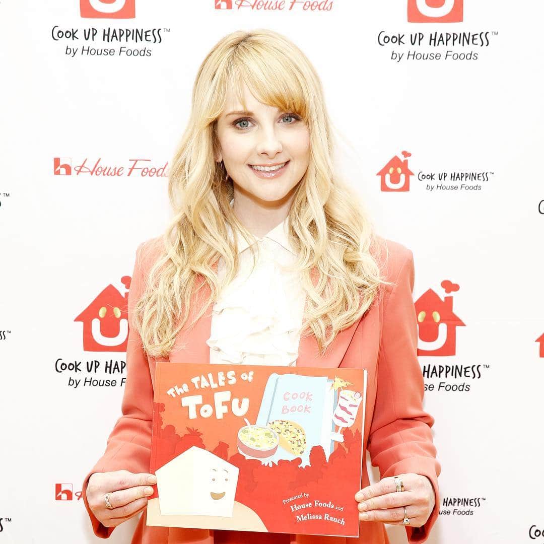 メリッサ・ラウシュのインスタグラム：「So excited to share this children’s book I co-wrote with @housefoodsamerica “The Tales of Tofu” to help get kids excited about tofu and eating healthy. It's a little tale that follows Tofu’s journey to gaining confidence and making friends by finding the perfect role. Much like this little tofu, as a kid I was super shy and would often hide in the background. Performing was always my way of expressing myself. In this book you’ll see Tofu will take a similar journey to finding confidence, while providing fun and delicious recipes for the whole family. Download our awesome children's book for free at the link in my bio! ##partner #TalesofTofu」