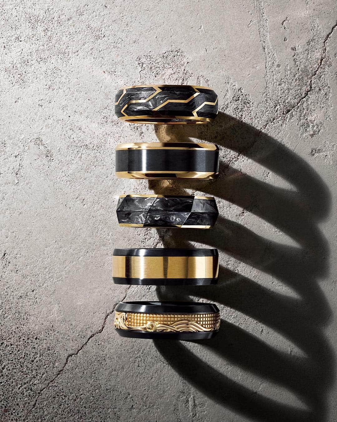 デイビット・ユーマンさんのインスタグラム写真 - (デイビット・ユーマンInstagram)「Innovation + Alchemy • Modern materials—forged carbon and black titanium—converge with 18K gold in the latest #DYMensBands. • Pictured: Forged Carbon, Beveled, Faceted and Waves designs. #DavidYurmanMen」4月17日 7時01分 - davidyurmanmen