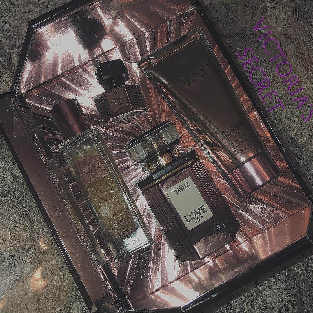 chiiiiiのインスタグラム：「Victoria's Seacret Luxury Fragrance Gift Set-Love Star☆ ・fragrance 50ml ・mini  7.5ml ・showergel 100ml ・Shimmer Fragrance Oil (@hym_official_jp )から頂きました💋 届いた直後の包装が可愛くて このsetはプレゼントで頂いたら女の子みんな喜ぶと思う💋 甘ったるい香りが苦手だけど 落ち着いたフルーティーな香りで 🥀rosegold &apple🍎の フルーティー&フローラルな大人な香り その日の気分に分けて使うから また素敵な香りが届いて嬉しい」