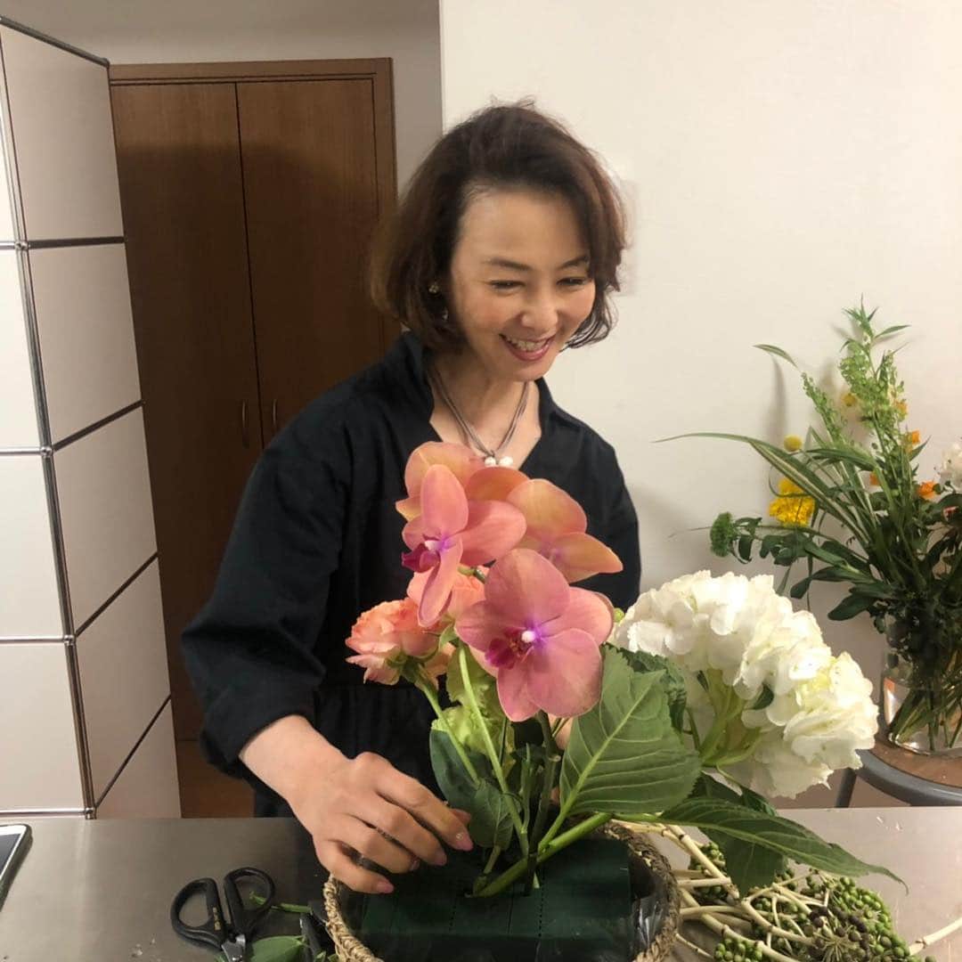 河野景子さんのインスタグラム写真 - (河野景子Instagram)「赤井勝先生のお花の教室に行ってきました！豪華なお花達がずらり用意されていて、それを無心に生けていく…💐 途中 先生が手を加えてくださると、 一気に素敵になるんです✨✨ 癒しと豊かな時間になりました💓  メンバーは、 美緒ちゃん@mio.matsui✨ 光希ちゃん@ayaka.shiraki✨」4月17日 7時08分 - keikokono1112