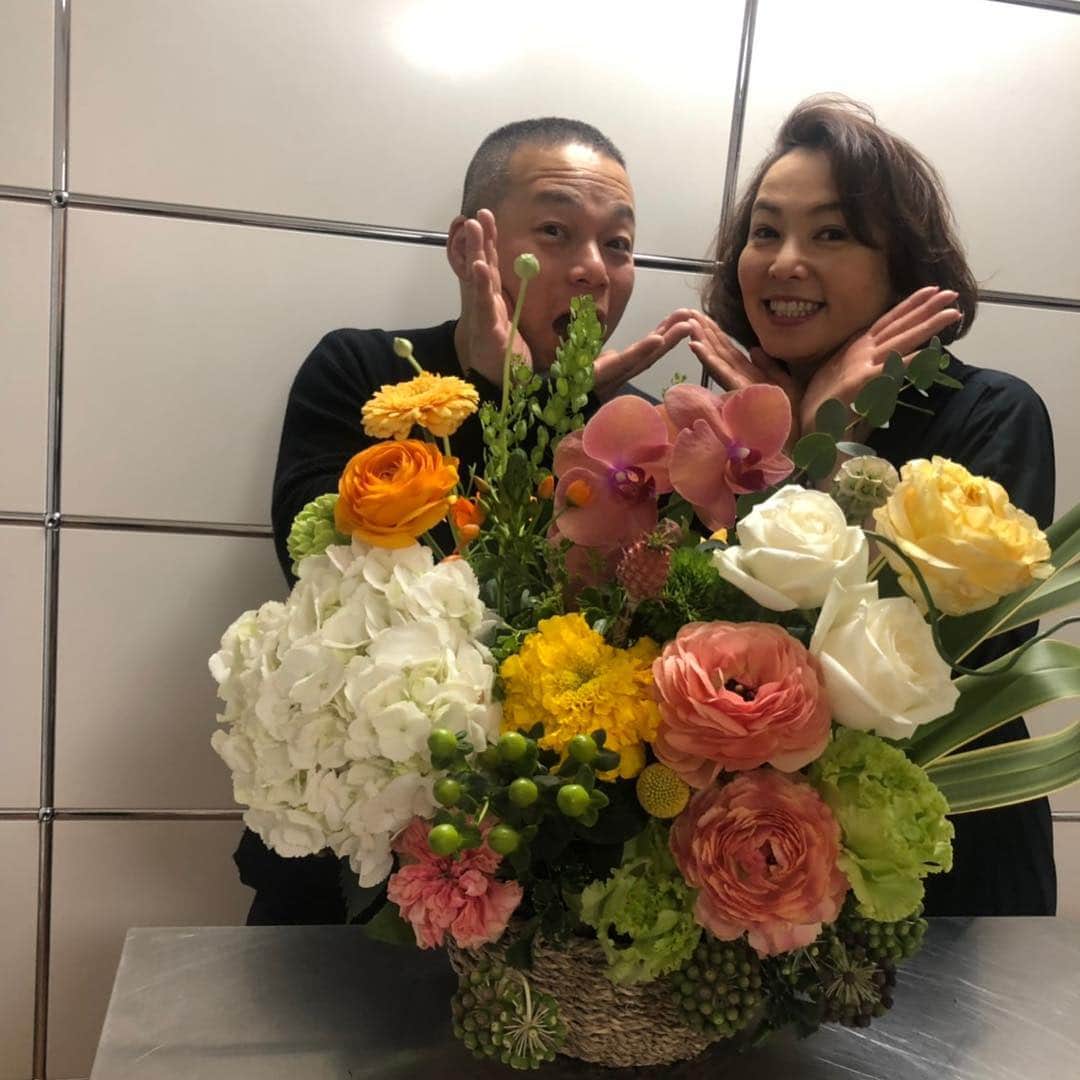 河野景子さんのインスタグラム写真 - (河野景子Instagram)「赤井勝先生のお花の教室に行ってきました！豪華なお花達がずらり用意されていて、それを無心に生けていく…💐 途中 先生が手を加えてくださると、 一気に素敵になるんです✨✨ 癒しと豊かな時間になりました💓  メンバーは、 美緒ちゃん@mio.matsui✨ 光希ちゃん@ayaka.shiraki✨」4月17日 7時08分 - keikokono1112