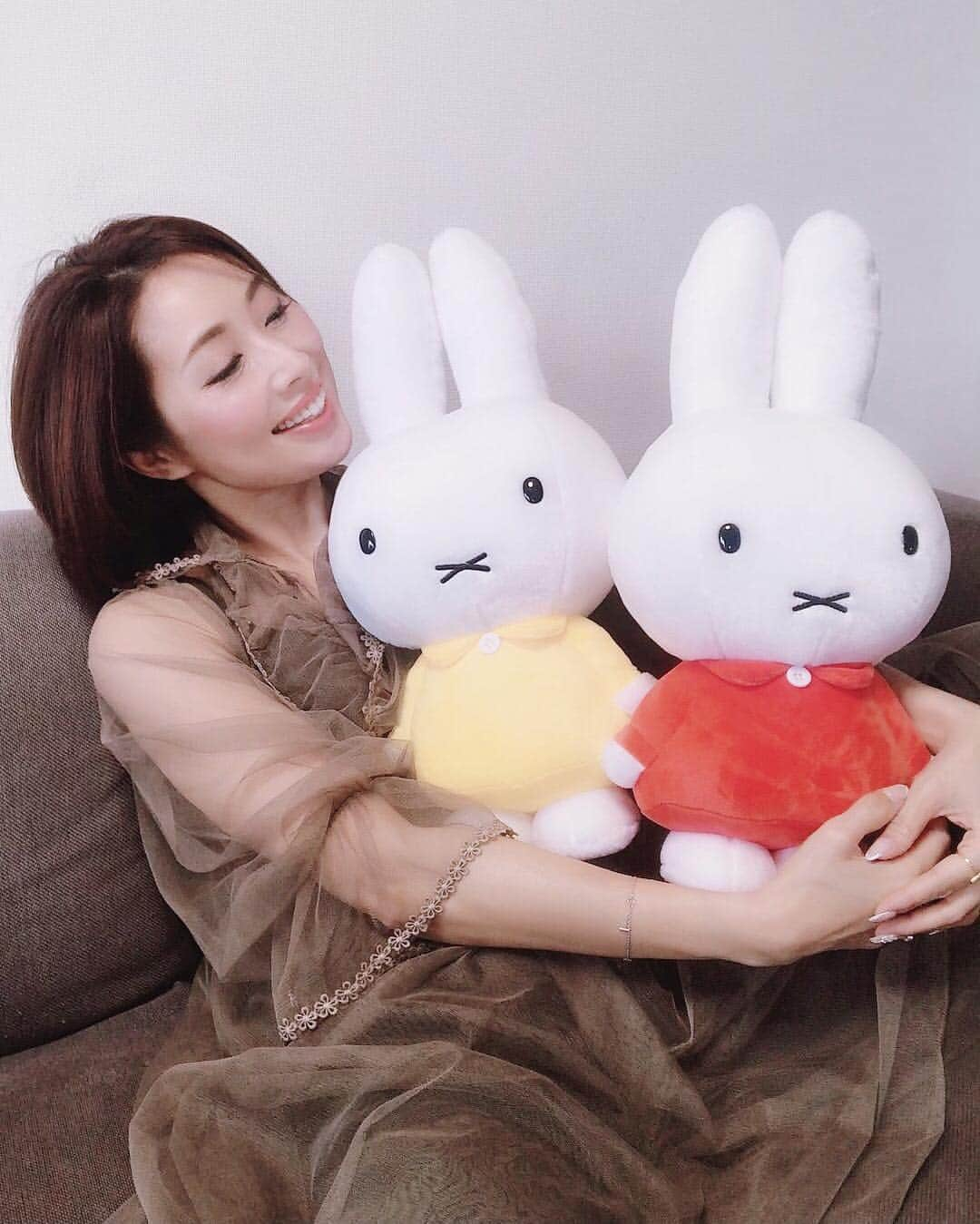 宮田綾子さんのインスタグラム写真 - (宮田綾子Instagram)「ハイヒールLOVERS Ayako⁑  ミッフィーちゃん💛🧡 タイトーさんから「ミッフィー 特大サイズ MORE ぬいぐるみ」をいただきました♪  45センチのミッフィーはふさふさの手触りで気持ちいいの！ さすが北欧生まれのミッフィーちゃん、家のソファーに置いてもインテリアとしてぴったりマッチ♪ 実はこれ、クレーンゲームで取れるんだって！得意な人いるかな？ お店によって服の色が違うみたい💙💚 全国のアミューズメント施設でミッフィーのプライズが登場します、私のストーリーズかりお店を紹介しているので、見てねー👀  #タイトー #ミッフィー #miffy #景品 #ぬいぐるみ #pr #ハイヒールLOVERS #宮田綾子 #プライズ #taito #miffylover #ミッフィーグッズ #ミッフィー好き #ぬいぐるみ好き #人形 #miffycollection #ミッフィーグッズ #ソファ #インテリア #うさこちゃん #pluis #ブルーナ #DickBruna #クレーンゲーム」4月17日 7時11分 - ayako__miyata