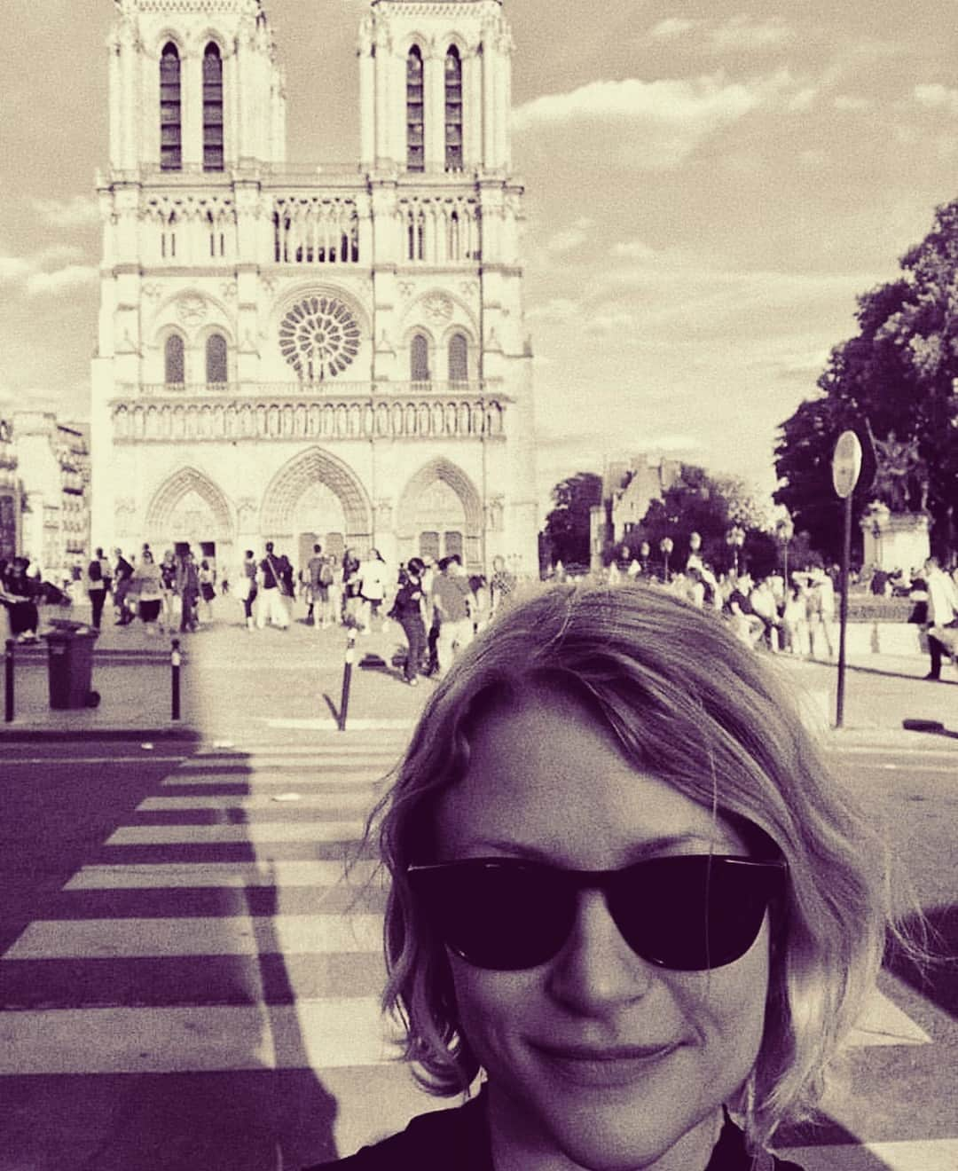 エミリー・デ・レイヴィンさんのインスタグラム写真 - (エミリー・デ・レイヴィンInstagram)「❤️🇫🇷🙏 #notredame」4月17日 7時17分 - emiliede_ravin