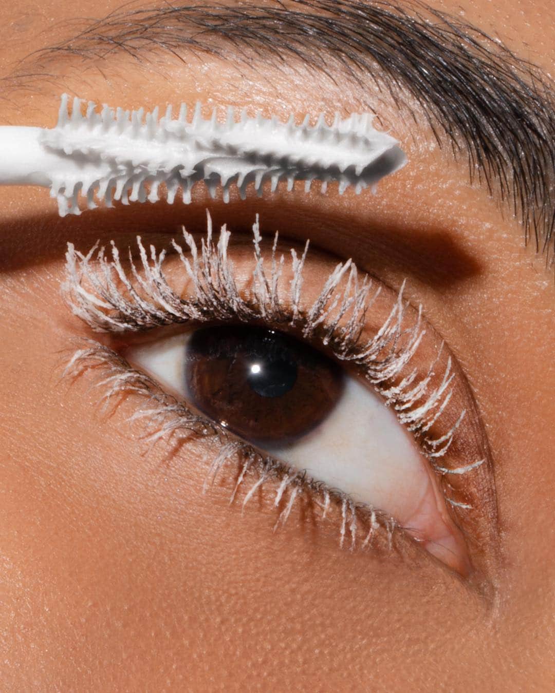 Milk Makeupさんのインスタグラム写真 - (Milk MakeupInstagram)「Heavy hitter #kushprimer makes sure you make all your shots - DIRECTIONS: ⚡️Wiggle the cone-shaped spiral brush from root to tip, using the brush head to coat each lash. ⚡️Layer #kushmascara on top for a double hit of volume 💥 - Get this banger 4/20 on milkmakeup.com + sephora.com, and @sephora stores, and 4/23  @cultbeauty - 🌿#countdowntokush: 4 days🌿 #takecarewithkush」4月17日 7時19分 - milkmakeup