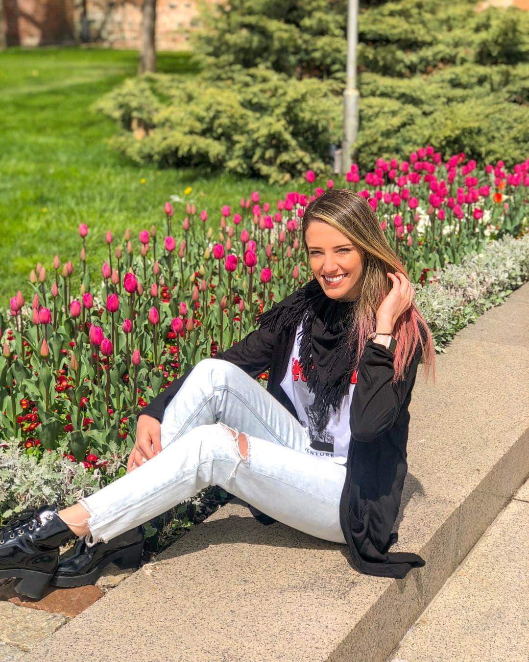 ナターリア・ガウジオのインスタグラム：「Que todo mal vire amor, que toda dor vire flor... 🌷 Ameiii meu cabelo combinandinho com as flores!! Fechando a fileirinha de fotos fingindo que tenho feed organizado, mas a realidade é que tenho paciência zero pra organizar fotos, vou postando o que me dá vontade, quem mais se identifica? 😂🇧🇬🌸🍃🌺😍🙏🏼💖 #sofia #bulgaria #flowers #pinkhair #inlove #garden #tulipseason #sunnyday #nature #matching」