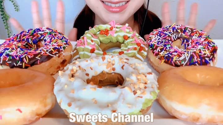 のインスタグラム：「動画UPしました😂🍩 クリスピークリスピードーナツASMR ✨ 本日発売の和茶ドーナツ 『宇治抹茶クリーム&ストロベリー』 『ほうじ茶 オールドファッション』 そして 『チョコスプリンクル』 『オリジナルグレーズド®︎』 全編はプロフィールのリンクから🔍✨ ぜひご覧ください☺️ ＊＊＊＊＊＊＊＊＊＊＊＊＊＊ Please subscribe 【YouTube】 Sweets Channel Anmitsu ＊＊＊＊＊＊＊＊＊＊＊＊＊＊ #mukbang #mukbangvideo #eatingshow #mukbangasmr #mukbangeatingshow #asmrvideo #asmrvideos #asmrfood #asmr #asmreating #asmrsounds #asmrmukbang #mukbangasmr #asmreatingsound #eatingvideo #eatingsound #eatingsounds #eating  #eatingasmr #krispykremedoughnuts #クリスピークリームドーナツ #donuts #音フェチ動画 #音フェチ #咀嚼音 #ドーナツ #和茶ドーナツ #SweetsChannel #SweetsChannelAnmitsu #スイーツちゃんねる #あんみつASMR」