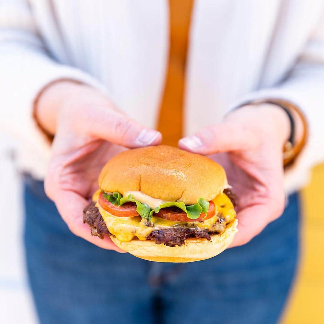 SHAKE SHACKさんのインスタグラム写真 - (SHAKE SHACKInstagram)「Things just got a little brighter in the Sunshine State… Our UTC Sarasota Shack has officially opened its doors, marking our first on Florida’s west coast! Swing by The Mall at University Town Center (90 N. Cattlemen Road) to grab the goods before ya hit the shops. 😎 #shakeshack」4月17日 7時50分 - shakeshack