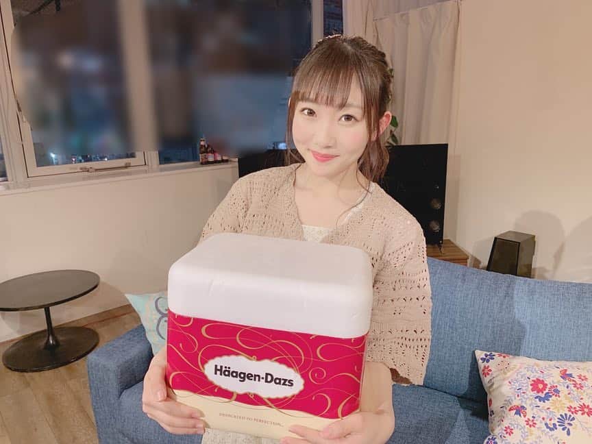 夏川愛実のインスタグラム：「ㅤㅤㅤㅤㅤㅤㅤㅤㅤㅤㅤㅤㅤ ㅤㅤㅤㅤㅤㅤㅤㅤㅤㅤㅤㅤㅤ  kawaiianTV 「名古屋のアイドル探しidolやっとる〜ん」 番組をご覧いただいている皆様、いつもありがとうございます！！ 私事ながらこの番組のMCを務めさせていただいて１年が経ちました。早い。まだまだ未熟ながらも１年こうして続けさせていただいていることに感謝です😭 この１年で自分の心境にも大きな変化があり、新たに頑張りたい目標も見つけられることができました。今はまだこれから挑戦していく一歩を踏み出した段階ですが、また皆さんに報告できたらな、と思ってます、、。 何よりこの番組には名古屋のアイドルさんがたっくさん出演されています！いつもおもしろいネタを持ってきてくださってこの番組を通して皆さんとお話できるのがとても楽しいし嬉しい！！！ これからももっと名古屋のアイドルの皆さんの魅力を最大限に視聴者の皆さんに届けられるよう努めていきます💪 ㅤㅤㅤㅤㅤㅤㅤㅤㅤㅤㅤ 視聴方法はkawaiianTV 公式HPをご確認ください！！ https://kawaiian.tv/guide/ ㅤㅤㅤㅤㅤㅤㅤㅤㅤㅤㅤ ハーゲンダッツジャパンさんよりいつも差し入れもいただいておりますありがとうございます🙏💓 ㅤㅤㅤㅤㅤㅤㅤㅤㅤㅤㅤ ㅤㅤㅤㅤㅤㅤㅤㅤㅤㅤㅤ #kawaiianTV#idolやっとる〜ん #アイドル#バライティ#ハーゲンダッツ」