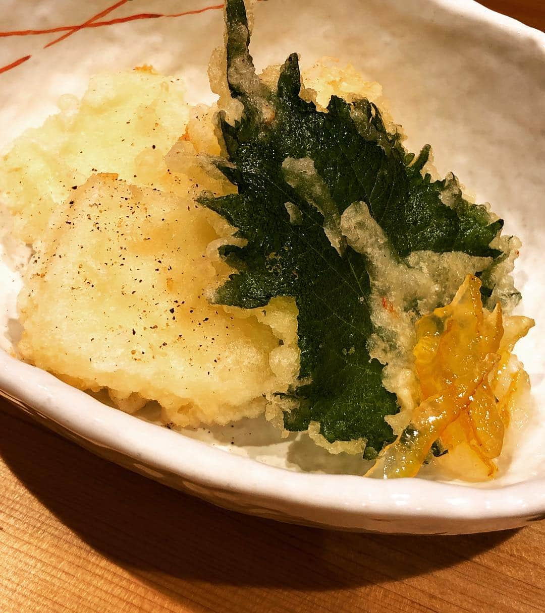 甘糟記子さんのインスタグラム写真 - (甘糟記子Instagram)「昨日のお弁当！  肉巻き！ ふるさと納税でもらった黒毛和牛ちゃんに巻きました（笑） あとは、キャベツと塩昆布のごま油和え、タケノコ煮付け、だし巻き卵、トマト、ウィンナーです( ^ω^ )  姫のお弁当ある日は、姫の好きな物を(๑˃̵ᴗ˂̵) ランチには武蔵小山にある天ぷらまきのへ！ 丸亀製麺がやってるだけあって、とてもリーズナブル！  特に卵天ぷらをご飯にのせて、タレをかけて食べるのが最高！！ なかなかのボリュームで、若干胃もたれはありましたが（笑）、 美味しかったです！  #甘糟ご飯#ご飯 #昼ごはん#らんち#ランチボックス#弁当#曲げわっぱ#わっぱ弁当 #肉巻き#japan #japanesestyle #japanese #japanesefood #bento#lunch#lunchbox」4月17日 7時57分 - norihey924