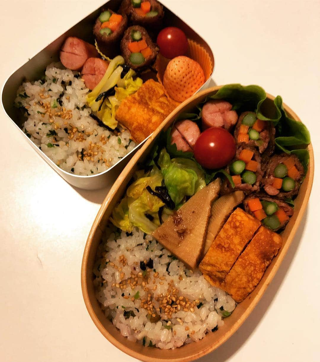 甘糟記子さんのインスタグラム写真 - (甘糟記子Instagram)「昨日のお弁当！  肉巻き！ ふるさと納税でもらった黒毛和牛ちゃんに巻きました（笑） あとは、キャベツと塩昆布のごま油和え、タケノコ煮付け、だし巻き卵、トマト、ウィンナーです( ^ω^ )  姫のお弁当ある日は、姫の好きな物を(๑˃̵ᴗ˂̵) ランチには武蔵小山にある天ぷらまきのへ！ 丸亀製麺がやってるだけあって、とてもリーズナブル！  特に卵天ぷらをご飯にのせて、タレをかけて食べるのが最高！！ なかなかのボリュームで、若干胃もたれはありましたが（笑）、 美味しかったです！  #甘糟ご飯#ご飯 #昼ごはん#らんち#ランチボックス#弁当#曲げわっぱ#わっぱ弁当 #肉巻き#japan #japanesestyle #japanese #japanesefood #bento#lunch#lunchbox」4月17日 7時57分 - norihey924