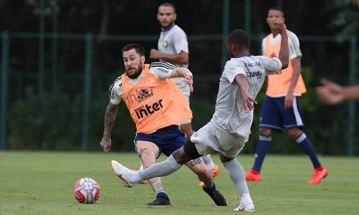 São Paulo FCさんのインスタグラム写真 - (São Paulo FCInstagram)「Esta terça-feira foi movimentada e de muito trabalho no CT! A reapresentação dividiu os jogadores em dois grupos: os titulares no clássico do último domingo fizeram trabalhos regenerativos no REFFIS, enquanto o restante do elenco - reforçado pelos recém-contratados Tchê Tchê, Vitor Bueno e Alexandre Pato - encarou o jogo-treino com o São Caetano. #VamosSãoPaulo 🇾🇪 ‪⠀⠀⠀⠀⠀⠀⠀⠀⠀‬ 📸 Rubens Chiri / saopaulofc.net」4月17日 7時57分 - saopaulofc