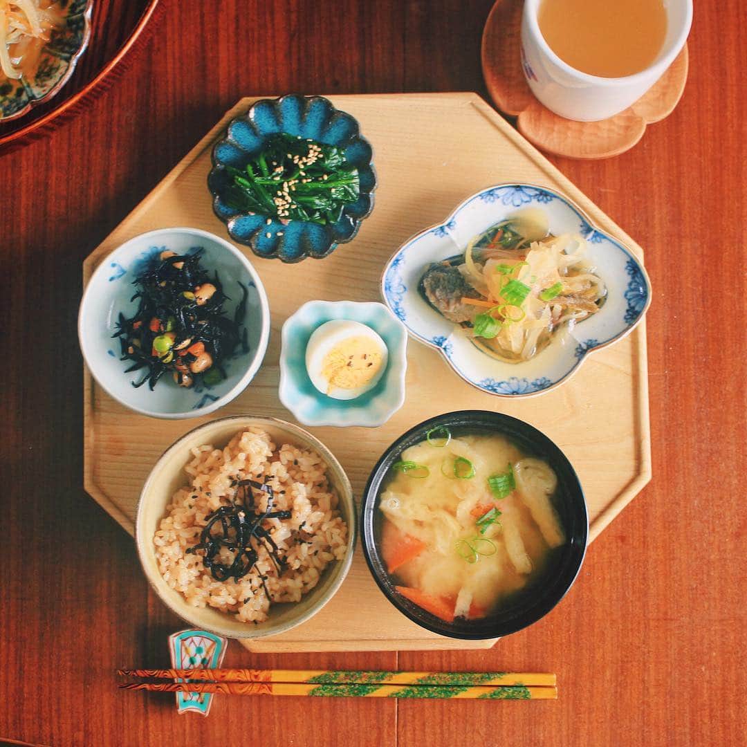 Kaori from Japanese Kitchenさんのインスタグラム写真 - (Kaori from Japanese KitchenInstagram)「2019.4.17 Wed どこがどう違うでしょう？な朝ごはん。 ＊＊＊ Good morning! Today’s Japanese breakfast:Brown rice w/ pickled plum, miso soup, sweet and sour mackerel, boiled egg, boiled spinach w/ ponzu(made of soy sauce and citrus juices), and simmered hijiki seaweed. ・ おはようございます。 あじの南蛮漬けで朝ごはん。 最近、お味噌汁にゆり根を入れるのがマイブーム。 乾燥タイプを水で戻して使っています。 ホクホクで美味しい…！ 薬膳に詳しいお友達や ゆみさん( @yumipo.a )のカウンセリングで 自分の体調を伝えた時に勧めてもらったのがキッカケ。 茶碗蒸しに入れると美味しいですね。 あと天ぷらとか。 てなわけで今日の走り書きはゆり根です。 ごちそうさまでした。 ・ 📝薬膳走り書き📝 ゆり根:五臓の「肺」を潤いを与え のどの渇きや咳、肌の乾燥などによいと言われている。 精神疲労からくるイライラや不眠などにも効果的。 寒気がして咳や白い痰が出る、おなかが冷えて下痢する人はNG ・ 【おしながき】 発芽玄米 梅干しとごま昆布 ゆり根、人参、油揚げ、ネギのお味噌汁 小あじの南蛮漬け 豆とひじきの煮物 ほうれん草の胡麻和え ゆで卵 ・ ここ何週間かは早寝早起きのおかげで時間に余裕があるからか、相方の分の盛り付けも頑張れています。うつわは色違いだったりそうじゃなかったり。(お盆はバラバラ笑) 朝からうつわ遊びを楽しんでいました。 複数枚投稿は画質が下がって微妙だけど、違いがわかって面白いので今日は複数枚投稿です。さて、どこがどう違うでしょう？ ではでは、お仕事いってきます。 ・ #japanesefood #japanesecuisine #washoku #breakfast #おうちごはんlover #朝ごはん #おうちごはん #早餐 #아침밥 #薬膳 #うつわ #フーディーテーブル #和食器 #松浦ナオコ #小澤基晴 #和食 #一汁三菜 #japonais」4月17日 8時01分 - coco_kontasu