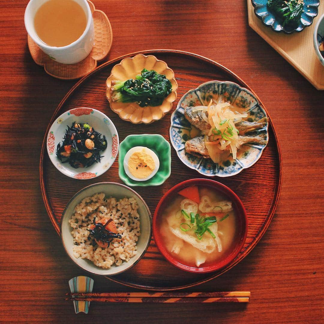 Kaori from Japanese Kitchenさんのインスタグラム写真 - (Kaori from Japanese KitchenInstagram)「2019.4.17 Wed どこがどう違うでしょう？な朝ごはん。 ＊＊＊ Good morning! Today’s Japanese breakfast:Brown rice w/ pickled plum, miso soup, sweet and sour mackerel, boiled egg, boiled spinach w/ ponzu(made of soy sauce and citrus juices), and simmered hijiki seaweed. ・ おはようございます。 あじの南蛮漬けで朝ごはん。 最近、お味噌汁にゆり根を入れるのがマイブーム。 乾燥タイプを水で戻して使っています。 ホクホクで美味しい…！ 薬膳に詳しいお友達や ゆみさん( @yumipo.a )のカウンセリングで 自分の体調を伝えた時に勧めてもらったのがキッカケ。 茶碗蒸しに入れると美味しいですね。 あと天ぷらとか。 てなわけで今日の走り書きはゆり根です。 ごちそうさまでした。 ・ 📝薬膳走り書き📝 ゆり根:五臓の「肺」を潤いを与え のどの渇きや咳、肌の乾燥などによいと言われている。 精神疲労からくるイライラや不眠などにも効果的。 寒気がして咳や白い痰が出る、おなかが冷えて下痢する人はNG ・ 【おしながき】 発芽玄米 梅干しとごま昆布 ゆり根、人参、油揚げ、ネギのお味噌汁 小あじの南蛮漬け 豆とひじきの煮物 ほうれん草の胡麻和え ゆで卵 ・ ここ何週間かは早寝早起きのおかげで時間に余裕があるからか、相方の分の盛り付けも頑張れています。うつわは色違いだったりそうじゃなかったり。(お盆はバラバラ笑) 朝からうつわ遊びを楽しんでいました。 複数枚投稿は画質が下がって微妙だけど、違いがわかって面白いので今日は複数枚投稿です。さて、どこがどう違うでしょう？ ではでは、お仕事いってきます。 ・ #japanesefood #japanesecuisine #washoku #breakfast #おうちごはんlover #朝ごはん #おうちごはん #早餐 #아침밥 #薬膳 #うつわ #フーディーテーブル #和食器 #松浦ナオコ #小澤基晴 #和食 #一汁三菜 #japonais」4月17日 8時01分 - coco_kontasu