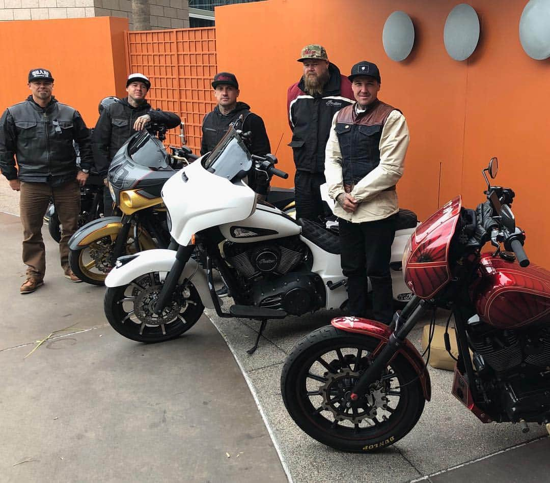 ケアリー・ハートさんのインスタグラム写真 - (ケアリー・ハートInstagram)「Solid ride with the crew to @rookecustoms funeral. Jesse got us for sure. We checked the weather and it was supposed to be sunny and 80 degrees. @brandoncquaid @harleywheelies @twitchthis8 and I didn’t pack any rain gear. Dumped for 40 miles outside of Phoenix 😂. Jesse smiling down for sure.」4月17日 8時12分 - hartluck