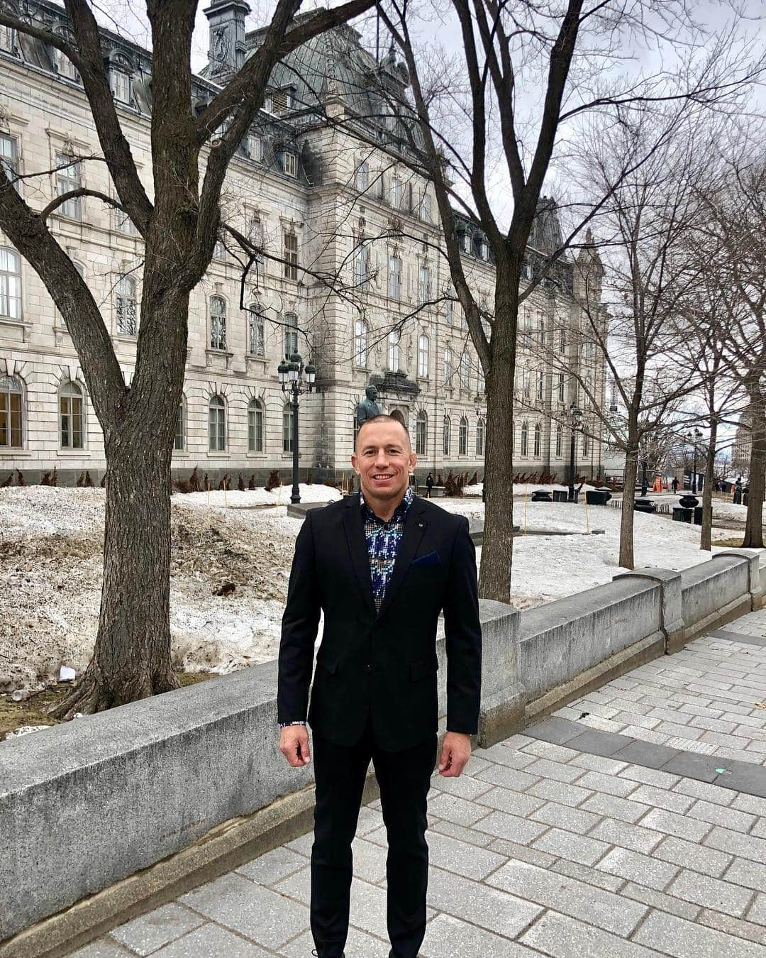 ジョルジュ・サンピエールさんのインスタグラム写真 - (ジョルジュ・サンピエールInstagram)「Devant l’Hôtel du Parlement où j’ai été très bien reçu par les députés de l’Assemblée nationale du Québec cet après-midi!」4月17日 8時13分 - georgesstpierre