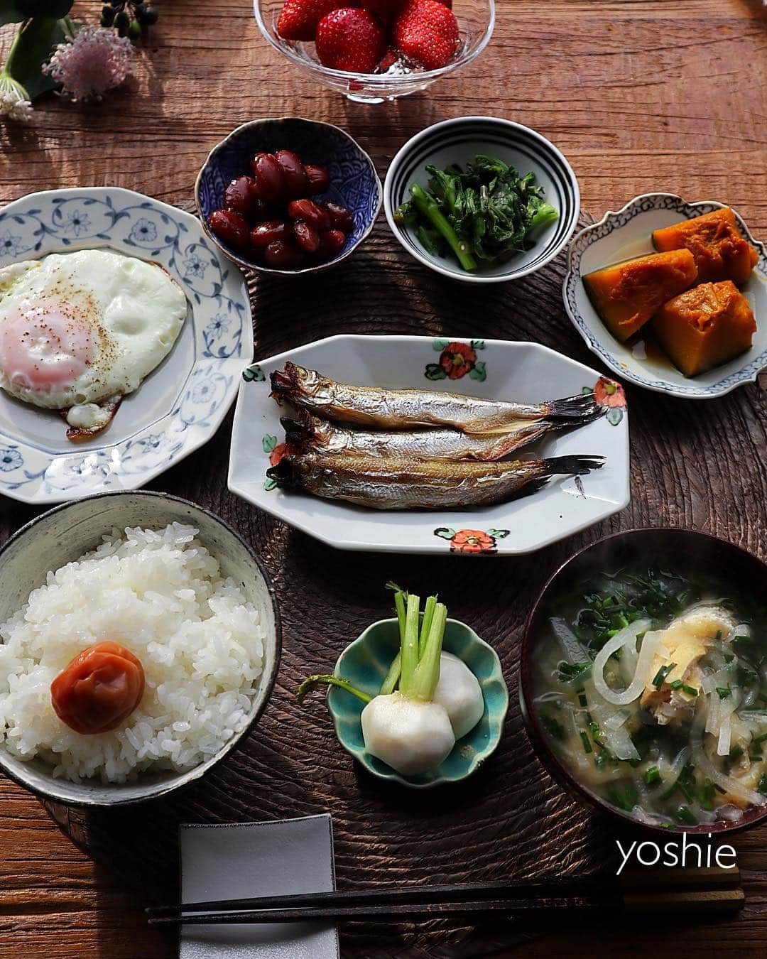 草間淑江さんのインスタグラム写真 - (草間淑江Instagram)「おはようございます！ 4月17日の朝です。 今朝はししゃも、目玉焼き、かぼちゃ煮、春菊おひたし、金時豆、蕪のぬか漬け、大根お揚げのお味噌汁、いちご🍓 今朝はザ・日本の朝ごはん！ 白いご飯が食べたかった。 昨日は夜も遅く、晩御飯もそこそこだったのでお味噌汁を飲んだ瞬間、あー美味しいなーってしみじみ☺️ 今朝も感謝していただきました。 ご馳走様でした。  今日は美ST発売日です。 ぜひ、お手にとてご覧ください。 皆さま素敵な1日を❤️ #朝食#朝ごはん#和食#和定食#日本の朝ごはん#ししゃも#お味噌汁 #ぬか漬け#羽田甚ぬか床 #白いごはん#幸せ」4月17日 8時09分 - yoshie_kusama