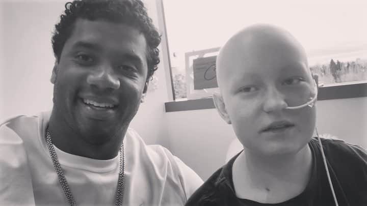 ラッセル・ウィルソンのインスタグラム：「Louisa, you are a star! #WhyNotYou @SeattleChildrens」
