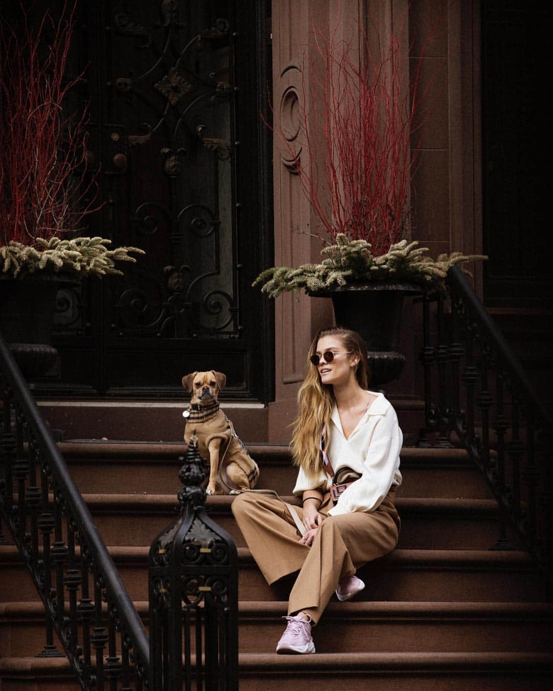 ニーナ・アグダルのインスタグラム：「Back on the stoop (..not pictured here, we borrowed this one) with my little lady and back on that NYC grind. Photo: @taylorbphoto 🖤」