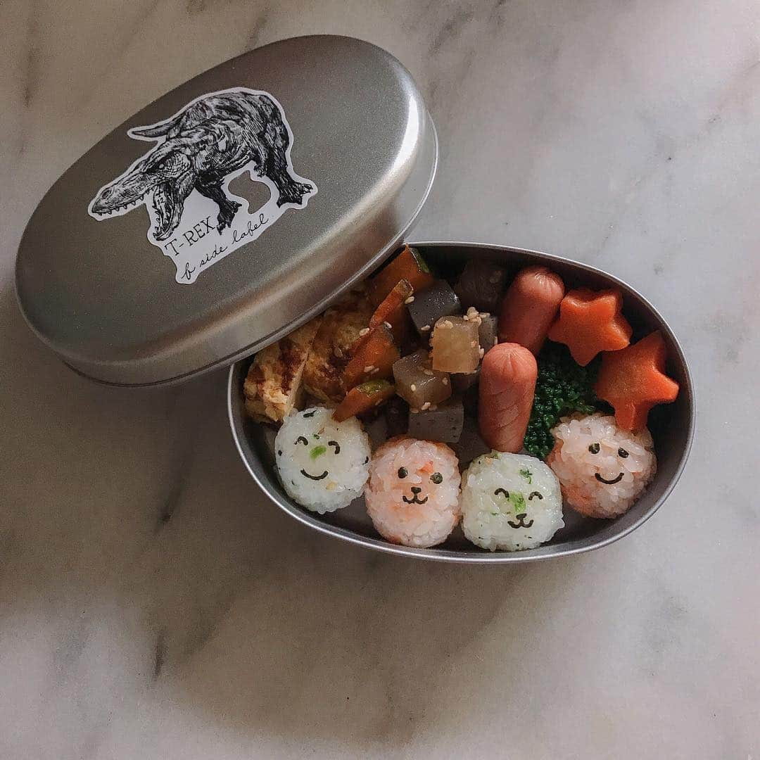 AMOさんのインスタグラム写真 - (AMOInstagram)「今日からお弁当！ 息子の好きな こんにゃくと大根の煮物も入れたし (しぶいよね) からっぽにして帰ってきてくれるといいな🙏🏼 楽しいおひるごはんになりますように。🌷」4月17日 8時11分 - amo_whale