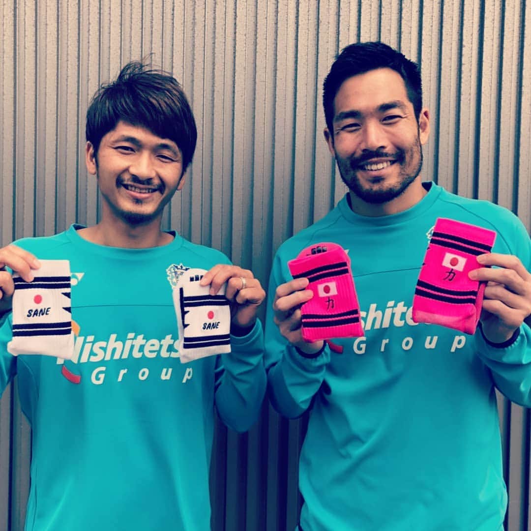 實藤友紀のインスタグラム：「イガさんからカッコいいソックス頂きましたー😁👍 ありがとうございます✨  #井川祐輔 #香港 #香港滞在記  #杉山力裕 #實藤友紀  #アビスパ福岡 #川崎フロンターレ」