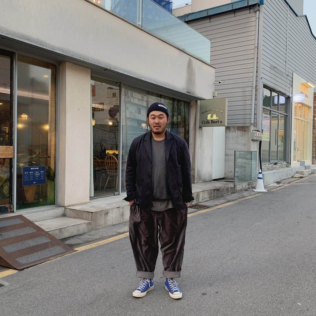 キム・ギバンのインスタグラム：「. 급 광주나들이~ 쓰리버튼자켓 귀여움~ㅋㅋ 내가 갖고 있는 바지중 제일 통큰바지.. . #통큰남자 #디미트리블랙」