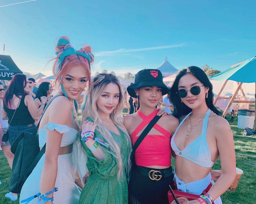 ポニーさんのインスタグラム写真 - (ポニーInstagram)「. Photo-Time!✨ . . @revolve @revolvebeauty #REVOLVEfestival」4月17日 13時41分 - ponysmakeup