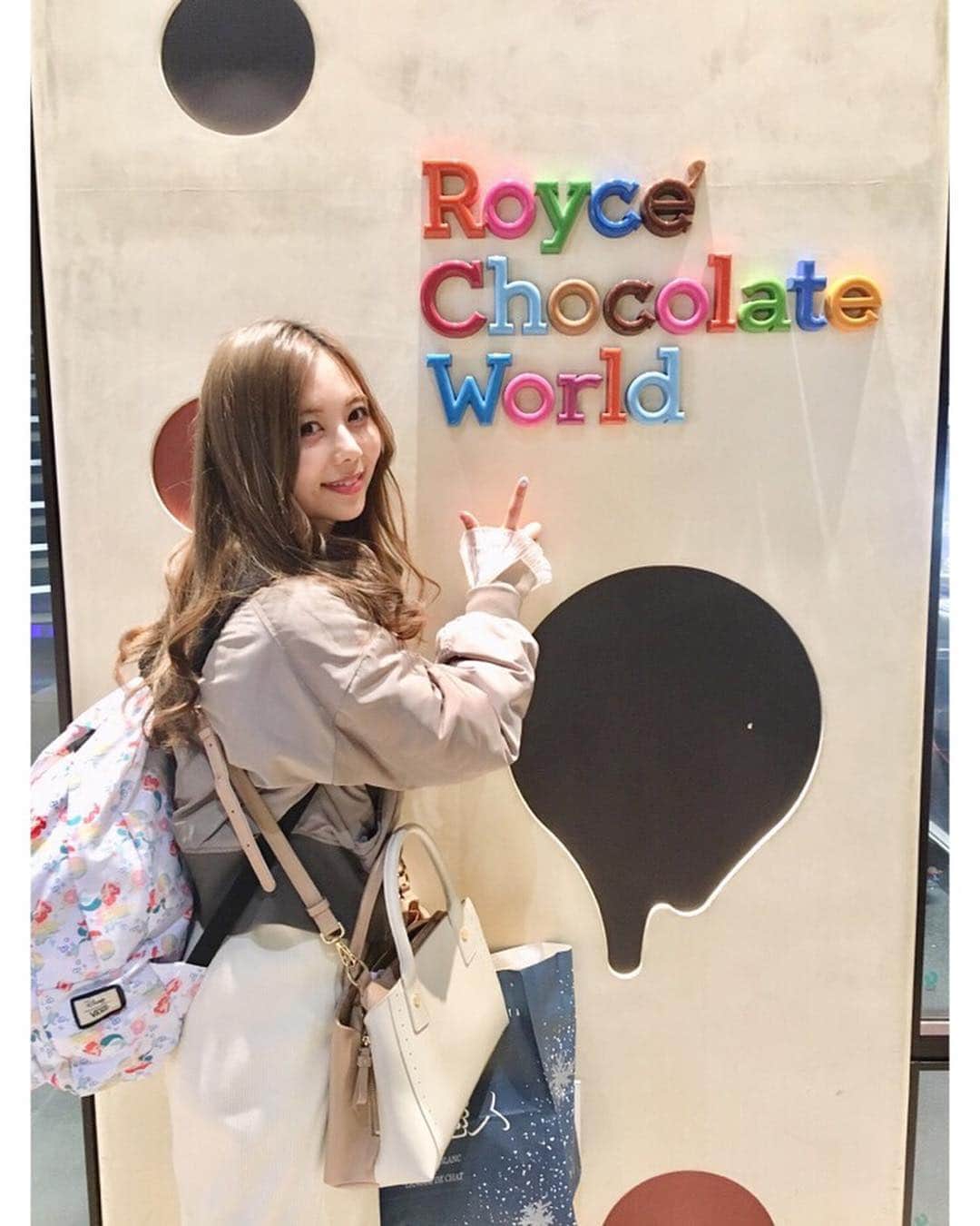 西村季里子のインスタグラム：「・ 千歳空港が夢の国すぎた🐄💕 好きなもので溢れてて楽しかった〜💖 お土産買いすぎ問題ね、毎週🍫🧁🍬 Royce'のチョコ昔から大好き💖 その工場が千歳空港にあってはっぴー💗 美味しい美味しいソフトクリームも食べれて 大満足🍦❤️❤️❤️ 空港の中にドラえもんとキティちゃんの ちょっとしたテーマパーク？があって 時間があったらそれも回りたかったな〜🚪🎀 #札幌#千歳空港#北海道#観光#✈️ #お土産#ロイズ #royce #chocolate  #roycechocolateworld #ドラえもん#ハローキティ #ソフトクリーム#🍦#牛乳#🐄#follow#followme」