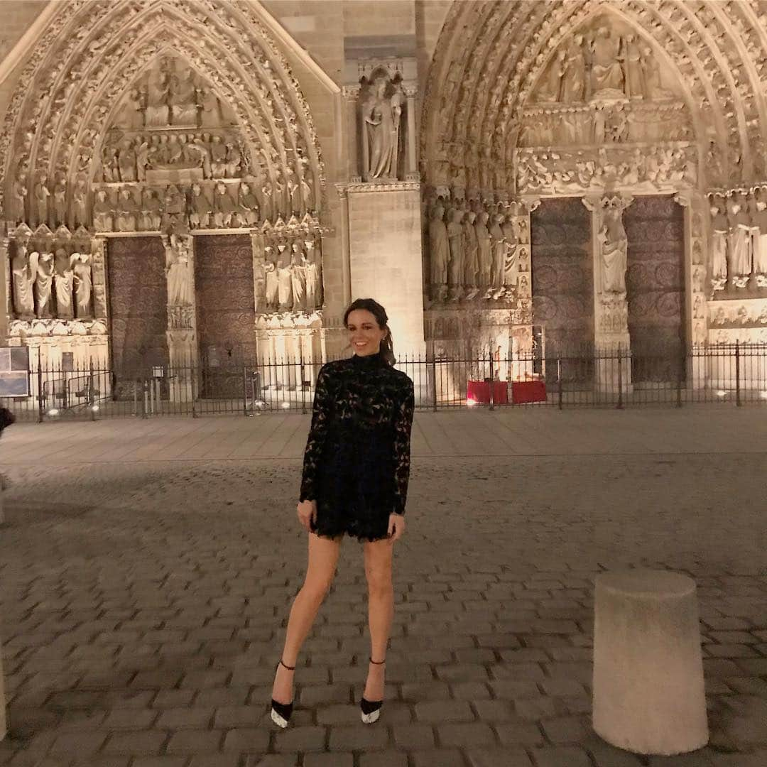 ケイト・ベッキンセイルさんのインスタグラム写真 - (ケイト・ベッキンセイルInstagram)「So upset by the fire at #notredame , so close to where I lived and have spent so many happy times . My heart is with Paris, more than ever. And,as ever,beyond moved by humans who run into danger to save people,history, risking everything. Pompiers de Paris, un immense respect. Pas de victimes, pas de blessé grave, bravo les héros. Et bon rétablissement au pompier blessé ,membre de la BSPP💪🏻Merci pour votre courage xx First picture by @fernandobarbaart #notredame #pompiersdeparis #sapeurspompiers #courage 🇫🇷」4月17日 8時21分 - katebeckinsale