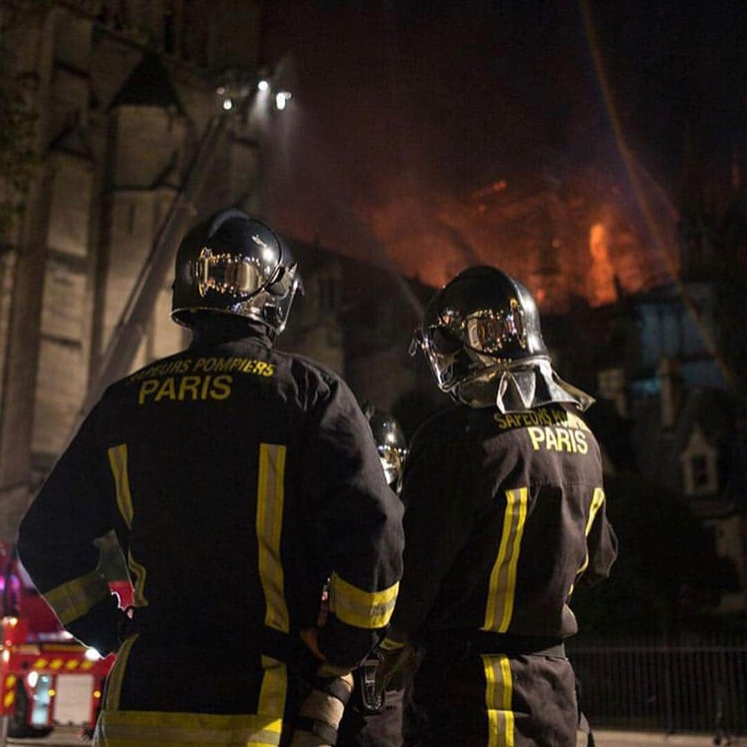 ケイト・ベッキンセイルさんのインスタグラム写真 - (ケイト・ベッキンセイルInstagram)「So upset by the fire at #notredame , so close to where I lived and have spent so many happy times . My heart is with Paris, more than ever. And,as ever,beyond moved by humans who run into danger to save people,history, risking everything. Pompiers de Paris, un immense respect. Pas de victimes, pas de blessé grave, bravo les héros. Et bon rétablissement au pompier blessé ,membre de la BSPP💪🏻Merci pour votre courage xx First picture by @fernandobarbaart #notredame #pompiersdeparis #sapeurspompiers #courage 🇫🇷」4月17日 8時21分 - katebeckinsale