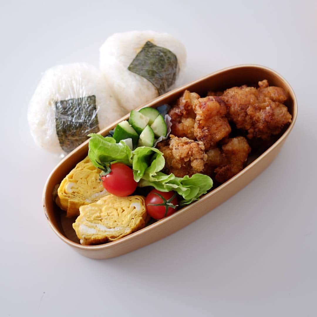 Keikooooooのインスタグラム：「おはようございます⑅◡̈* #唐揚げ弁当 🍙 おにぎりが食べやすくて良いみたい🙆‍♀️ #簡単弁当 #旦那さん弁当 #わっぱ #わっぱ弁当 #唐揚げ #keityめし」