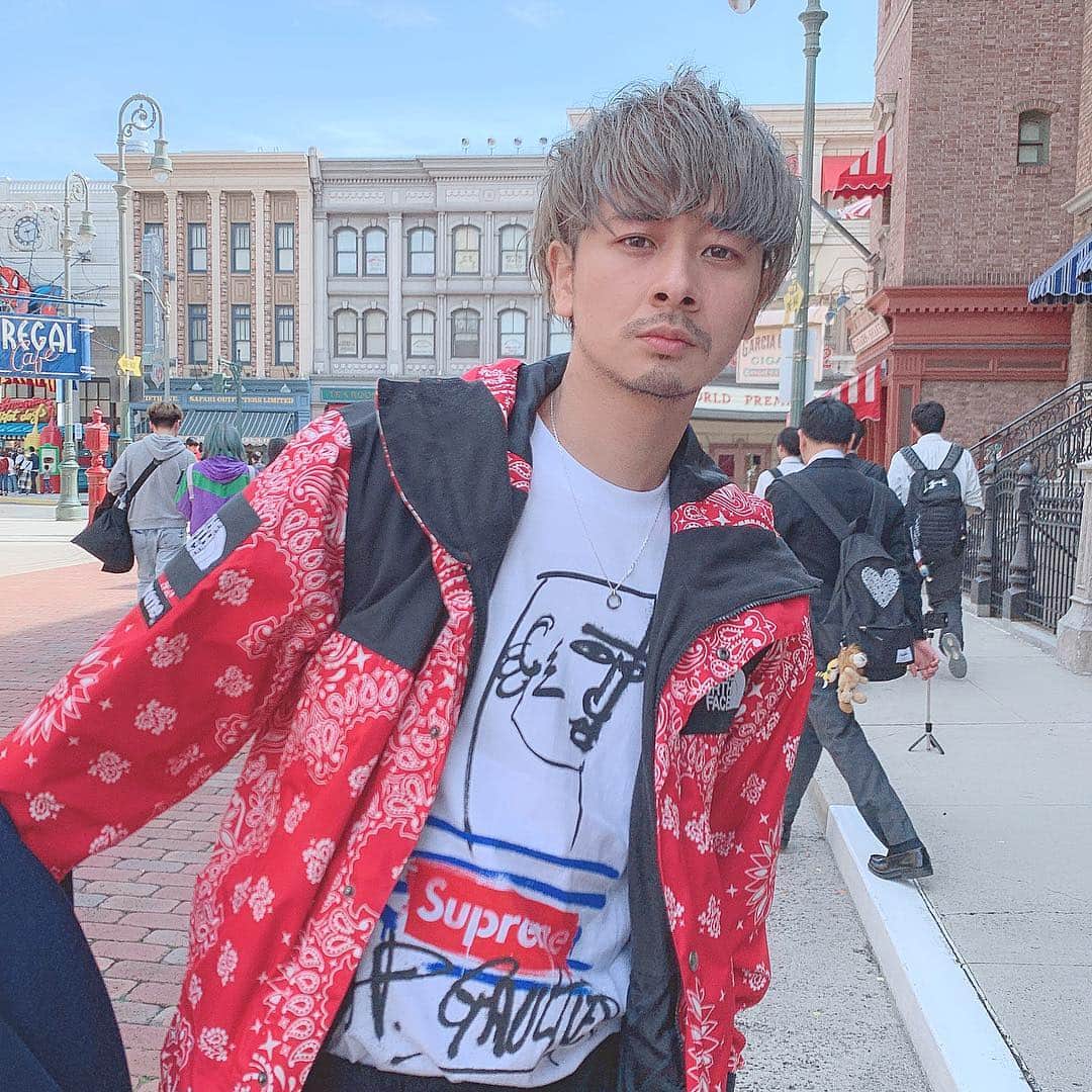 加代憲康さんのインスタグラム写真 - (加代憲康Instagram)「gm🌅 🔴🔵🌏🔵🔴 secret colorセミナー 追加募集も埋まり130人の美容師さんの 前で2年ぶりのセミナー😊 本当にありがとうございます😄 内容は、、、 かなり濃い目にいきます😊 って言っても濃い目に感じれる方は 濃かったって言ってくれるはず😄笑笑 大切にしてること 基本はお客様とスタッフ😊 そしてあくまでも 僕はサロンワーカーです😄 サロンワークが全て✨ だからサロンワークで使えること サロンワークを大切にしてる方、サロンワークで悩んでる方に届くといいなぁって 😊美容師20年やってて感じること😊 😄オーナーやってて感じること😄 😆スタイリストやってて感じること😆 を伝えればと思います😄 今日もサロンワークががんばります✂️ #tabook#タブーケイ#名古屋#nike#offwhite  #supreme#supremeny #thenorthface #thenorthface  #supremenewyork #supremeboxlogo #supremejapan #louisvuitton #supremelv#シュプリーム #commedesgarcons#外国人風カラー#カラーセミナー#ミルボン#シークレットカラー#secretcolor#jeanPaulGaultier#ユニバ#usj #supremejeanpaulgaultier」4月17日 8時41分 - kasshi_cleto