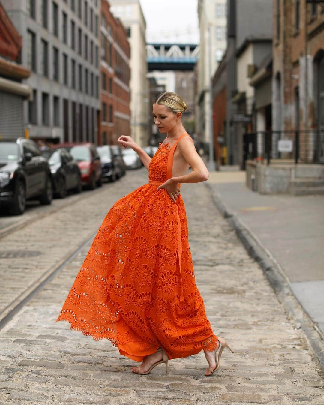 ブレア・イーディーさんのインスタグラム写真 - (ブレア・イーディーInstagram)「<eye spy eyelet 👀 // alternative caption: orange you glad it’s spring 🍊> #eyelet #springstyle」4月17日 8時44分 - blaireadiebee