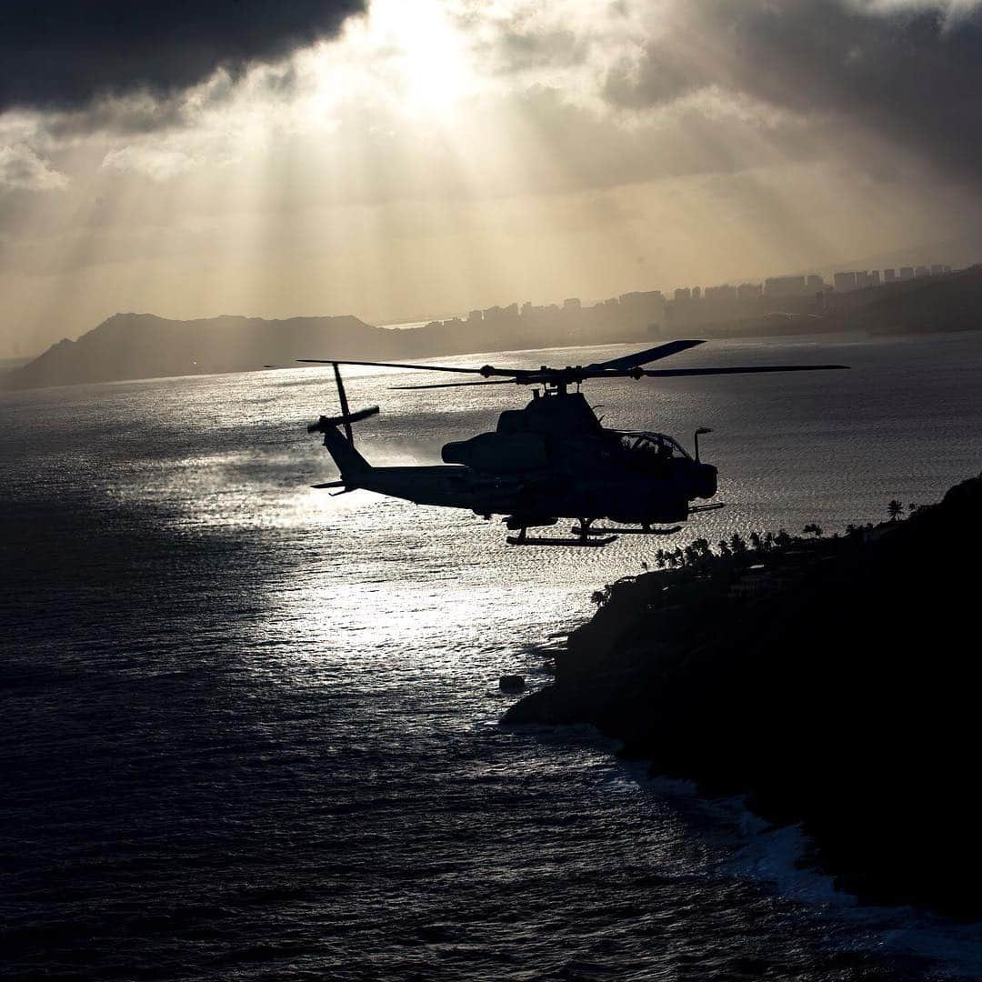 アメリカ海兵隊さんのインスタグラム写真 - (アメリカ海兵隊Instagram)「Fly High  AH-1Z Viper helicopter with Marine Light Attack Helicopter Squadron 367 conducts a memorial flight in memory of Capt. Travis W. Brannon, Oahu, Hawaii, Apr. 12, 2019. (@MCB_hawaii photo Illustration by Sgt. Alex Kouns)  #USMC #SemperFi #MarineCorps #MarineLife #Marine #Marines #Military #Helo #helicopter #viper #RIP #RestEasy #Oahu #Hawaii」4月17日 8時47分 - marines