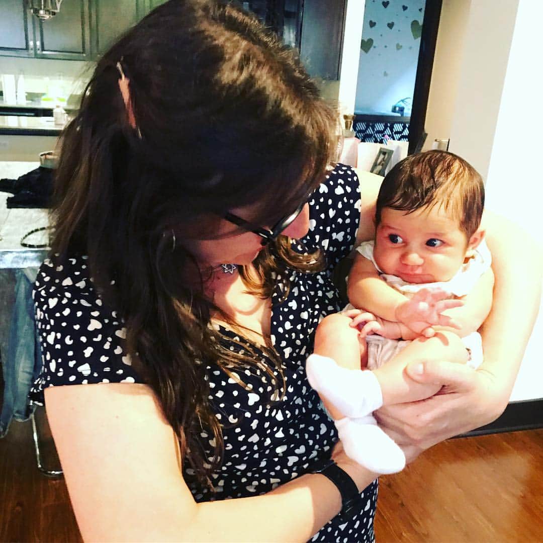 メイム・ビアリクさんのインスタグラム写真 - (メイム・ビアリクInstagram)「Tiny baby Kira and me 👶 ❤️ Yes she’s a client. But she’s also a friend. #lactationconsulting #breastfedbaby」4月17日 8時50分 - missmayim